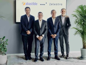 Four men stand in front of a screen saying the names of companies 'abastible' and 'Zelestra'.